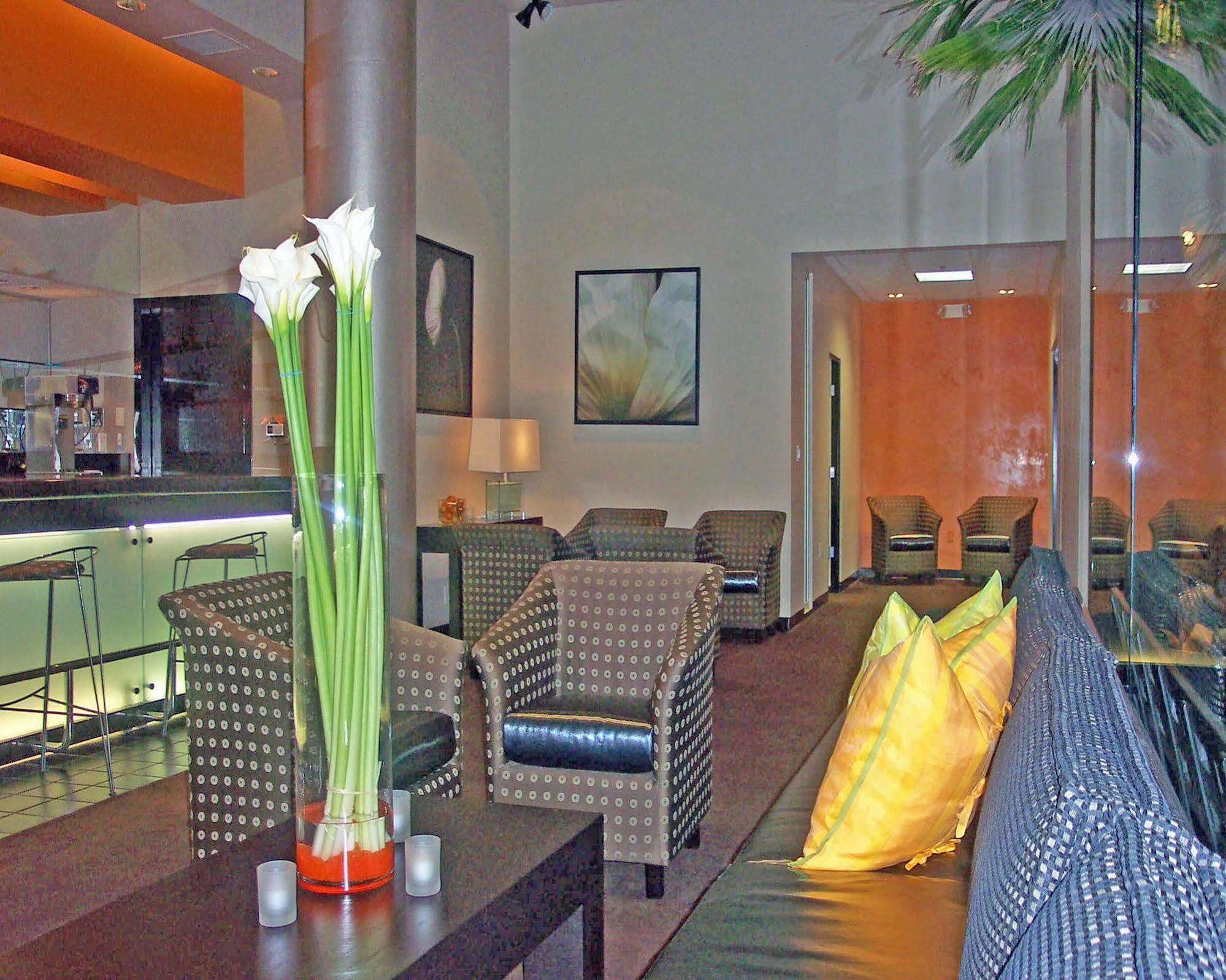Ramada Plaza By Wyndham West Hollywood Hotel & Suites Los Angeles Interior photo