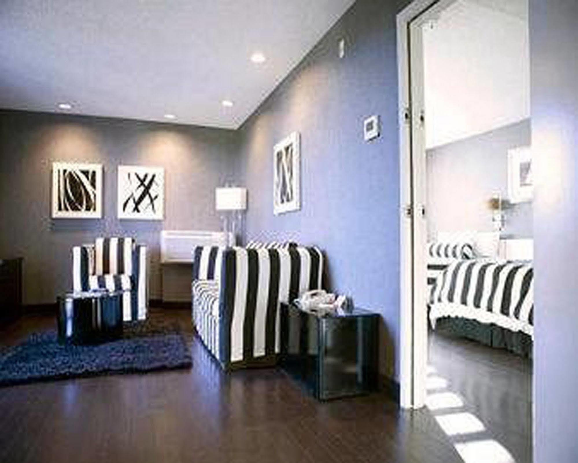 Ramada Plaza By Wyndham West Hollywood Hotel & Suites Los Angeles Room photo